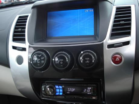 2009 Mitsubishi Pajero Sport SUV front view